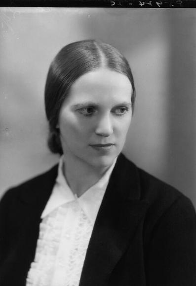 Ethel Mannin on 6 June 1939, straight hair, tied back, wearing a frilly white blouse and dark blazer. By Bassano ltd – https://www.npg.org.uk/collections/search/portrait/mw162969/Ethel-Edith-Mannin?LinkID=mp13233&amp;search=sas&amp;sText=Ethel+Mannin+&amp;OConly=true&amp;role=sit&amp;rNo=3, Public Domain, https://commons.wikimedia.org/w/index.php?curid=65820723