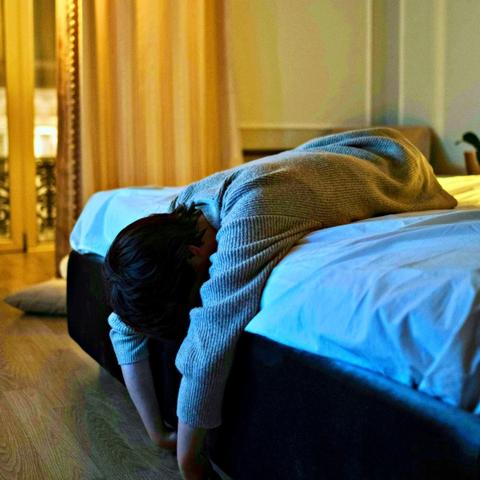 Dormir mal pode sabotar a dieta: veja 6 hábitos que aceleram o emagrecimento: sono inadequado aumenta a fome, reduz saciedade e desacelera o metabolismo, especialista da Clínica Seven explica como reverter o efeito