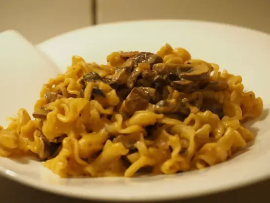 Eine Portion der Nudeln mit einer Champignon-Sauce