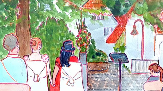 Aquarellierte Buntstiftzeichnung: zwei Perdonen von hinten auf Dtühlen mit weisser Husse und grosser Schleife, sie halten sich an der Hand, eine  mit hochgesteckten Haaren und geblümten Puffärmeln, die andere Person mit schwarzem Zylinder und bodenlangem roten Oberteil. Sie schauen auf einen Notenständer neben einem ridigen Blumenbouquet. Dahinter der Stamm eines Baumes, Gebüsch und angedeutet Einfamilienhäuser. Im Vordergrund sitzend eine große Person mit Hemd und auf der anderen Seite ein Kind mit Pferdeschwanz.