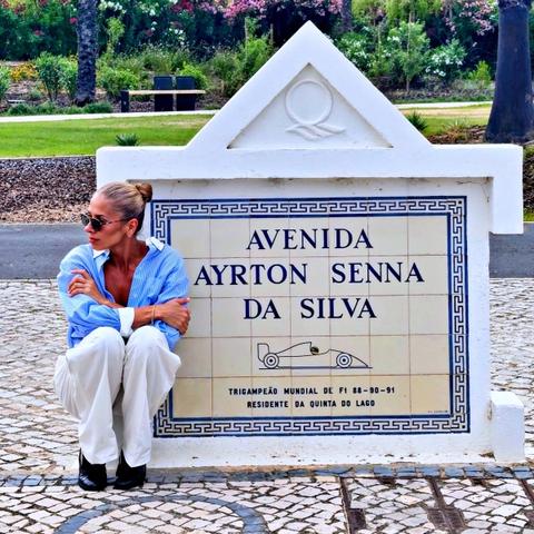 'Meu Ayrton por Adriane Galisteu' estreia em 6 de novembro na HBO Max: produção documental traz depoimentos exclusivos e revela, pela primeira vez, a perspectiva de Adriane Galisteu sobre sua relação com Ayrton Senna