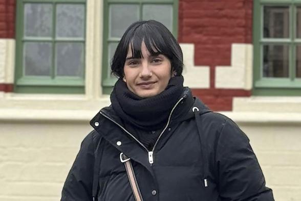 Izaro, una joven veinteañera de Bilbao, asegura que sufrió una agresión sexual hace 13 meses. Desde entonces, se queja, está desprotegida. Su presunto violador ha huido de España. La joven acusa al partido de Abascal de haber propiciado odio en redes contra ella
