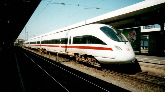Une rame ICE-TD de quatre voitures en livrée Fernverkehr, blanche à bandeau rouge, il s'agit de la version diesel des rames ICE-T dont la caisse peut s'incliner dans les courbes.