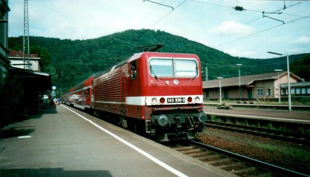 Locomotive 143 en tête d'un train régional à deux étages en gare d'Eberbach. La locomotive est en livrée d'origine DR.