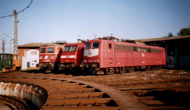 Trois locomotive sur une plaque tournante à Nürnberg. Une machine autrichienne à gauche, et deux machines allemandes ensuite. Un petit locotracteur est visible tout à gauche.