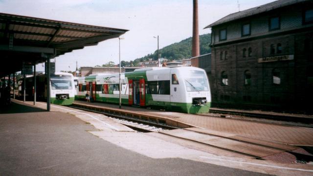 Deux rames Regio Shuttle dans la belle livrée blanc et verte avec portes rouges du SüdThüringenBahn à Meiningen.