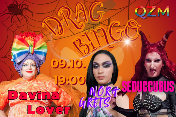Grafik im Querformat. Hintergrund im Halloween-Design mit einem großen Kürbis. Im Vordergrund sind Brustbilder der drei Drag-Künstler*innen einmontiert. Davina Lover setzt auf ein bonbonartiges Design mit goldenem Tüll am Körper und einer großen regenbogenfarbenen Schleife auf dem Kopf, zu der sie verzückt hinaufschielt. Nora Grets blickt ernst, hat lange, glatte, schwarze Haare, trägt ein blaues schulterfreies Oberteil und blau-lilafarbenes Augenmakeup. Seduccubus trägt ein Gothic-Outfit samt dunkelrotem langem Haar, das auf dem Kopf zu zwei Hörnern aufgebretzelt ist, und streckt die Zunge raus.