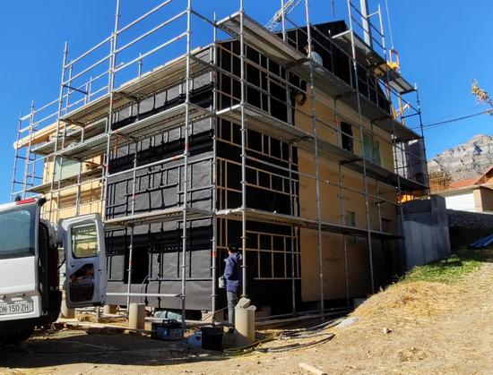 Maison en chantier avec échafaudages