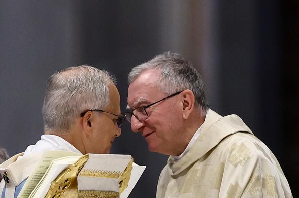 El secretario de Estado de la Santa Sede, Pietro Parolin, habla con León XIV, el pasado junio durante una misa en el Vaticano.