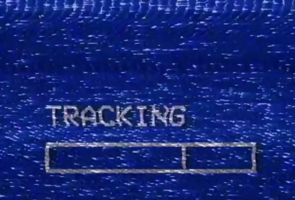 Vidéo ancienne avec un texte se lisant "Tracking" illustrant la surveillance de masse désormais opéré par le SPVM