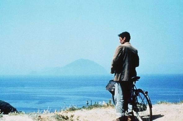 When exiled Cuban poet Pablo Neruda (Philippe Noiret) arrives on a tiny Italian isle, there's so much new mail that Mario (Massimo Troisi), an unemployed, uneducated layabout, is hired as a postman. His job is simply to deliver Neruda's daily mail. Mario soon becomes a student of the poet, learning the art of poetry to woo a local barmaid (Maria Grazia Cucinotta) and tell about the struggles of the working-class villagers. A firm friendship develops, and the postman turns into a changed man.