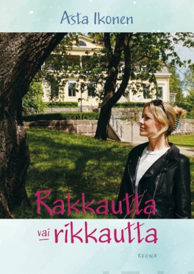 Rakkautta vai rikkautta -kirjan kannessa on mustaan nahkatakkiin pukeutunut nuori nainen ulkona puiden alla, taustalla näkyy iso kartanorakennus.