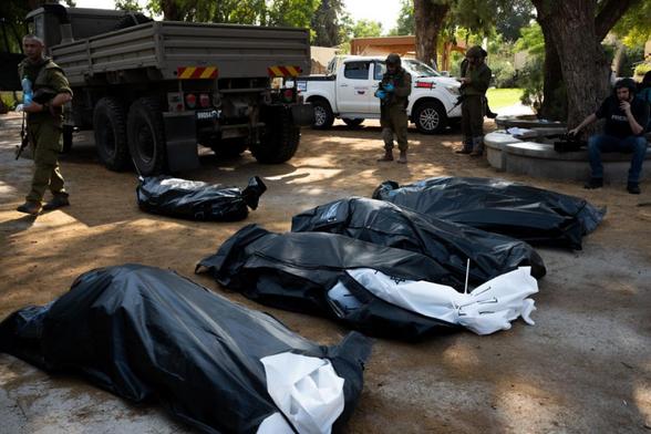 Imagen de archivo de cuerpos de civiles israelíes asesinados durante los atentados de Hamás del 7-O, en Kfar Aza. (Alexi J. Rosenfeld/Getty Images)