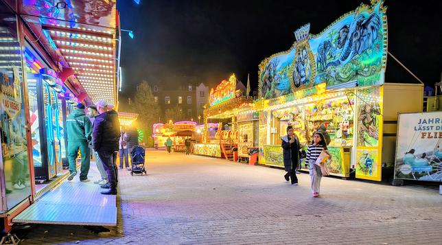 Bunt beleuchtete Buden am späten Abend auf dem Herbstmarkt, Kiel Wilhelmplatz