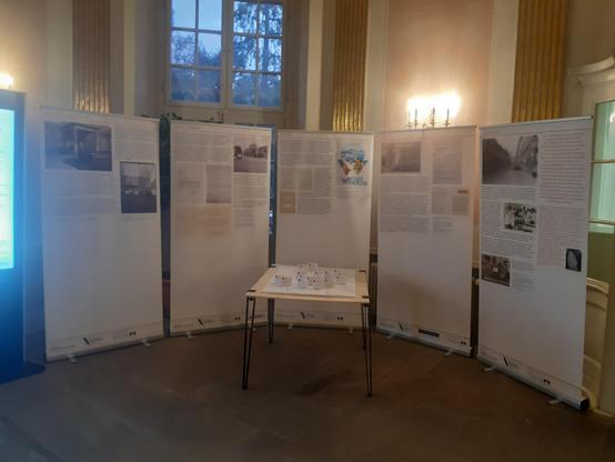 Blick in den Barocken Gartensaal des Klinikums mit Ausstellungstafeln