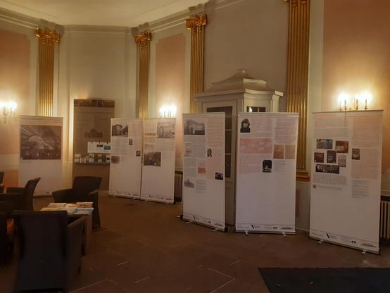 Blick in den Barocken Gartensaal des Klinikums mit Ausstellungstafeln