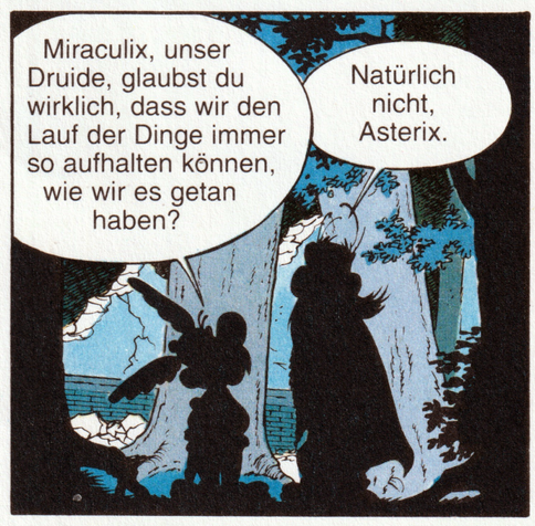 Dieses Panel zeigt eine nachdenkliche und ungewöhnlich ernste Szene aus einem Asterix-Comic. Asterix und Miraculix stehen als dunkle Silhouetten vor einem großen Baum im nächtlichen Wald. Asterix richtet eine tiefgründige Frage an den Druiden: „Miraculix, unser Druide, glaubst du wirklich, dass wir den Lauf der Dinge immer so aufhalten können, wie wir es getan haben?“ Miraculix antwortet nüchtern: „Natürlich nicht, Asterix.“ Die Stimmung ist ernst und nachdenklich, ganz anders als in den sonst humorvollen Momenten der Reihe.
