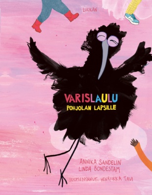 Varislaulu Pohjolan lapsille -kirjan kannessa on vaaleanpunaisella taustalla maalaus tanssivasta variksesta.