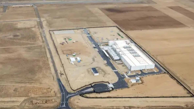 Vue aérienne d’un data center en plein désert.