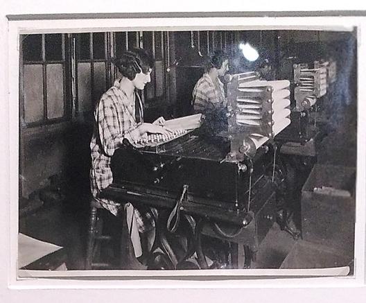Photographie en noir et blanc d'une opératrices dépouillant des bulletins individuels de recensement sur une machine classi-compteur-imprimeur March (première moitié du XXe siècle)