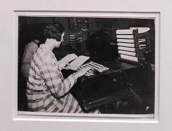 Photographie en noir et blanc d'une opératrices dépouillant des bulletins individuels de recensement sur une machine classi-compteur-imprimeur March (première moitié du XXe siècle)