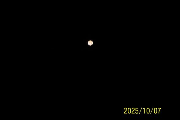 La lune des "Moissons".
The "Harvest" moon.