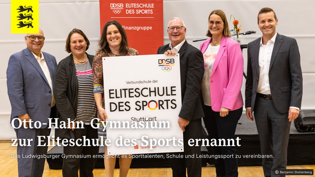 Gruppenfoto bei der feierlichen Aufnahme des Otto-Hahn-Gymnasiums in den Verbund der Eliteschulen des Sports.
Aufschrift: Otto-Hahn-Gymnasium zur Eliteschule des Sports ernannt. Das Ludwigsburger Gymnasium ermöglicht es Sporttalenten, Schule und Leistungssport zu vereinbaren.