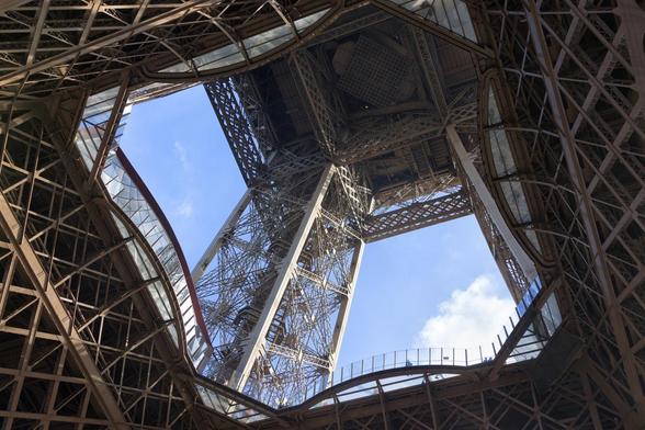 Vista del interior de la Torre Eiffel en París, Francia. (GETTY)