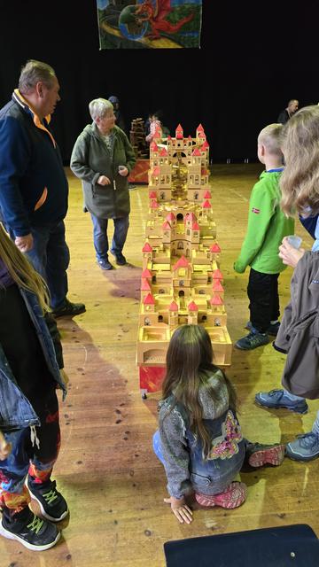 Kinder vor einer riesigen Murmelbahn länglich als langes Schloss