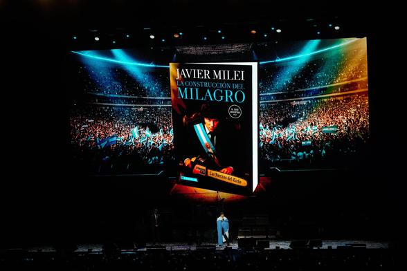 <p>“Dame fuego, dame el fuego de tu amor”, cantó Javier Milei con la voz ronca, enfundado en cuero negro y el cabello ensortijado ante 15.000 personas que lo aclamaban en los límites del éxtasis colectivo en el estadio Movistar Arena de Buenos Aires. Ese fuego, que hace 50 años reclamaba con movimientos pélvicos el músico argentino Sandro, es el que fue a buscar el presidente entre su gente tras un mes en el que <a href="https://elpais.com/argentina/2025-09-08/el-peronismo-arrasa-en-buenos-aires-y-desafia-la-gobernabilidad-de-milei.html" rel="" target="_self" title="https://elpais.com/argentina/2025-09-08/el-peronismo-arrasa-en-buenos-aires-y-desafia-la-gobernabilidad-de-milei.html">recibió una paliza electoral </a>del peronismo, pidió <a href="https://elpais.com/argentina/2025-09-28/el-abrazo-de-trump-a-milei-un-rescate-al-borde-del-abismo.html" rel="" target="_self" title="https://elpais.com/argentina/2025-09-28/el-abrazo-de-trump-a-milei-un-rescate-al-borde-del-abismo.html">un rescate financiero a Donald Trump </a>y perdió a su candidato estrella a diputado <a href="https://elpais.com/argentina/2025-10-06/milei-pierde-a-su-principal-candidato-a-diputado-por-sus-vinculos-con-un-empresario-preso-por-narcotrafico.html" rel="" target="_self" title="https://elpais.com/argentina/2025-10-06/milei-pierde-a-su-principal-candidato-a-diputado-por-sus-vinculos-con-un-empresario-preso-por-narcotrafico.html">por vínculos con el narco</a>. ¿Cómo definir lo que se vivió este lunes por la 