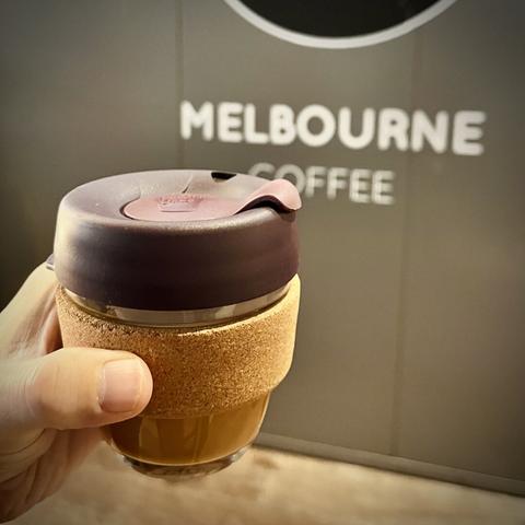 Coffee from Melbourne Coffee, at Ghent Sint-Pieters station.
A hand holding app a KeepCup filled with coffee, the tekst "Melbourne Coffee" and part of their logo in the background.
