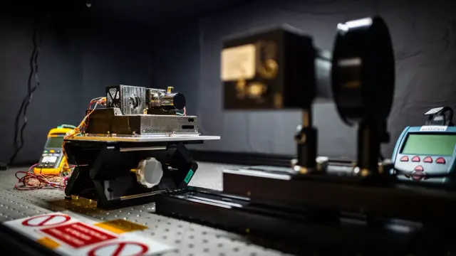 Test de MicroLIBS en salle blanche au centre spatial de Toulouse du CNES. © CNES/RIBET Adrien, 2025