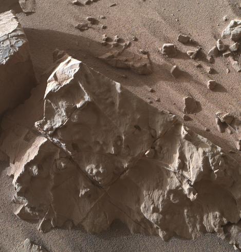 MSL_-_Sol_4679_-_MAHLI_-_Decorrelated_Color_(54836637013).jpg