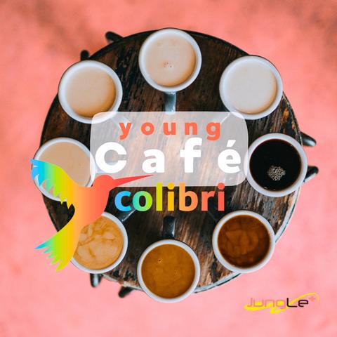 Logo Young Café Colibri in der Mitte. Auf einem runden Holzbrett stehen Kaffeetassen mit verschiedenfarbigem Inhalt.