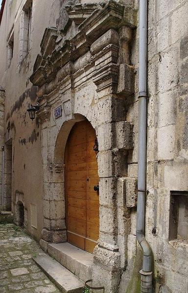 Porte ancienne à #Angoulême (#Charente) La porte est le seul reste subsistant d'une maison qui fut vendue en 1755 à François Fauchier par Charlotte de La Rochefoucault et François de Chevreuse, son époux. Elle ...
Suite 👉 https://monumentum.fr/monument-historique/pa00104224/angouleme-porte-ancienne
#Patrimoine #MonumentHistorique
Photo CC-BY-SA 4.0 : JLPC