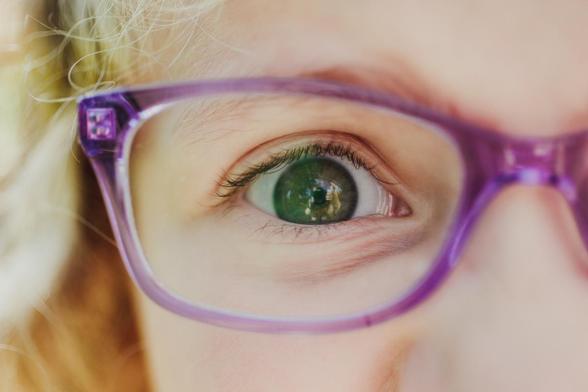 Imagen de archivo de una niña con gafas. (Getty Images)