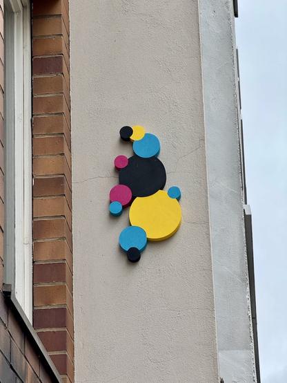 Ineinander übergehende Kreise in Zyan, Magenta, Gelb und Schwarz.