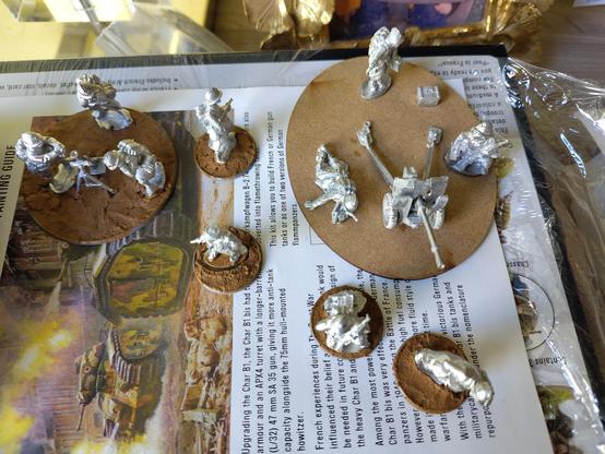 Figurines de la gamme bolt action chez warlord games en 28 mm des français de la deuxième guerre mondiale. De gauche à droite, un mortier, le groupe de commandement et un canon de 25 mm