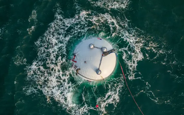 Una sfera galleggia ostinata nel Puget Sound: è Ocean-2, che trasforma onde in energia pulita. Panthalassa sfida ruggine, fauna e furia marina con un design modulare. Potrebbe alimentare case o produrre idrogeno verde, ma il mare non si lascia domare facilmente. Riuscirà a competere con sole e vento?