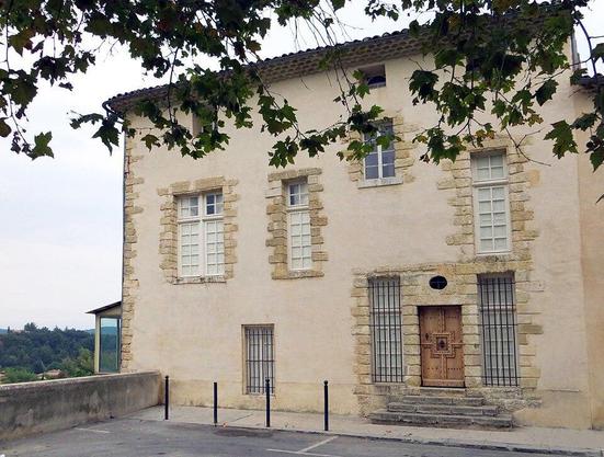 Maison d'Estienne du Bourguet à #LaTourdAigues (#Vaucluse) Maison représentative de l'architecture civile de la seconde moitié du XVIIe siècle. Elle a englobé et fait disparaître une partie de la courtine nord ...
Suite 👉 https://monumentum.fr/monument-historique/pa84000024/la-tour-daigues-maison-destienne-du-bourguet
#Patrimoine #MonumentHistorique
Photo CC-BY-SA 4.0 : Bertrandoulefifre