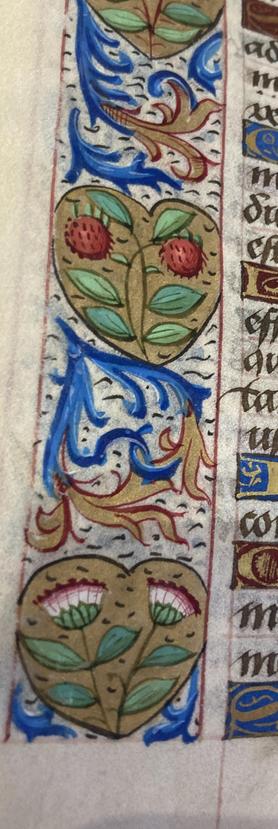 Détail d’une enluminure : des cœurs et des motifs végétaux (bleu, or, vert…)