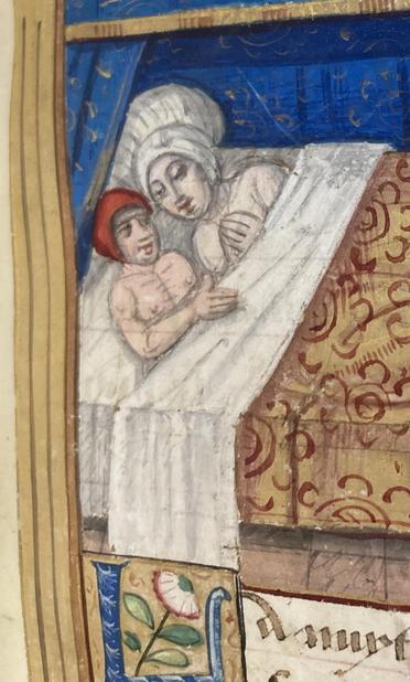 Détail d’une enluminure : un couple est au lit. Ils portent des coiffes (rouge pour l’homme et blanche pour la femme), les draps sont blancs et le couvre lit est doré et rouge. Les rideaux du lit sont bleus brodés d’or
