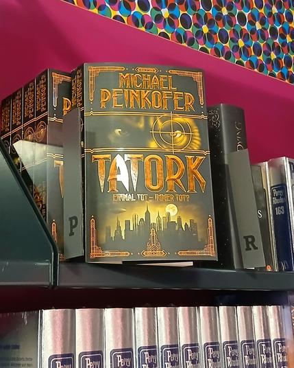 Ein Foto aus der Buchhandlung mit den Büchern.