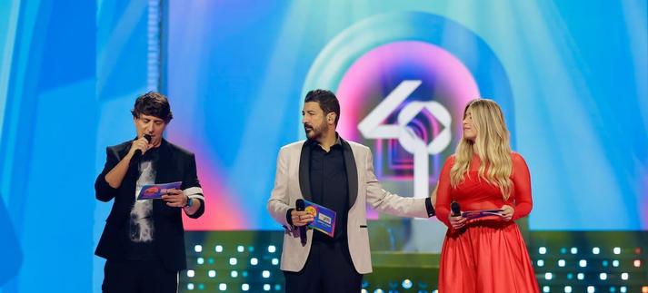 Dani Moreno 'El Gallo', Tony Aguilar y Cristina Boscá darán a conocer la lista completa de nominados de LOS40 Music Awards Santander 2025 en un programa especial. / jparis
