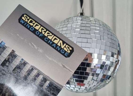Disque de Scorpions : 45t de Wind of change. Et une boule à facettes