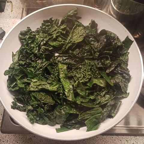 genputzter dunkelgrüner Cavolo Nero in der Pfanne