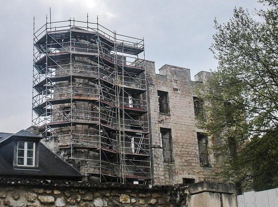 Ancien donjon à #Clermont (#Oise) Le donjon roman de Clermont est, malgré les nombreuses modifications qu'il a subi, l'un des plus anciens, des plus grands et des mieux conservés de Picardie. Edifié au XIe ou a...
Suite 👉 https://monumentum.fr/monument-historique/pa00114598/clermont-ancien-donjon
#Patrimoine #MonumentHistorique
Photo CC-BY-SA 4.0 : Guillaume de clermont 60
