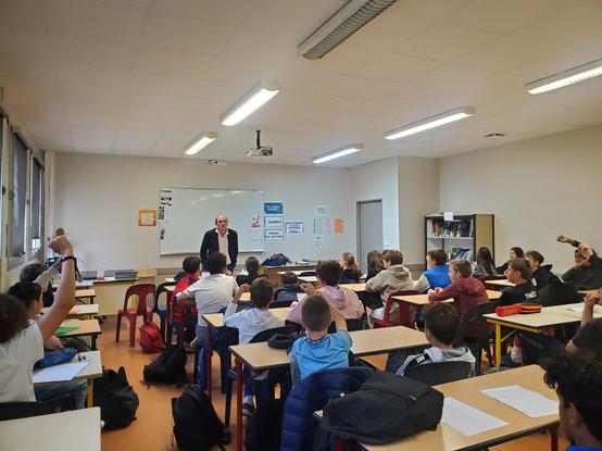 Un avocat faisant une intervention auprès des élèves