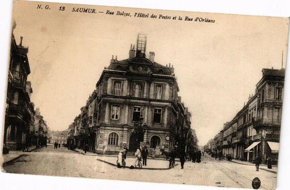 Saumur - Rue Balzac l'Hotel des Poses et la Rue d'Orleans à #Saumur (#MaineEtLoire)  #CartePostaleAncienne 👉 https://cartorum.fr/carte-postale/389532/saumur-saumur-rue-balzac-lhotel-des-poses-et-la-rue-dorleans