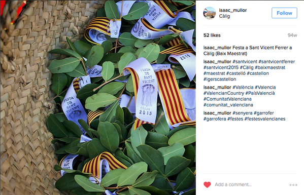 Instagram photo with partial carob leaves which are affixed to ribbons. One ribbon is white with a stamp of a design and text. The other is striped yellow and red. They're all in an upturned hat or basket of woven straw.
"isaac_mullor
Càlig
2018
PASTA
SANT.
Festa a Sant Vicent Ferrer a
Càlig (Baix Maestrat)
isaac_mullor #santvicent #santvicentferrer #santvicent2015 #Calig #baixmaestrat #maestrat #castello #castellon
micerscastellon
isaac_mullor #Valência #Valencia #ValencianCountry #PaísValencia
#ComunitatValenciana #comunitat_valenciana
Isaac_ _mullor #senyera #garroter #garrofera #festes #festesvalencianes"